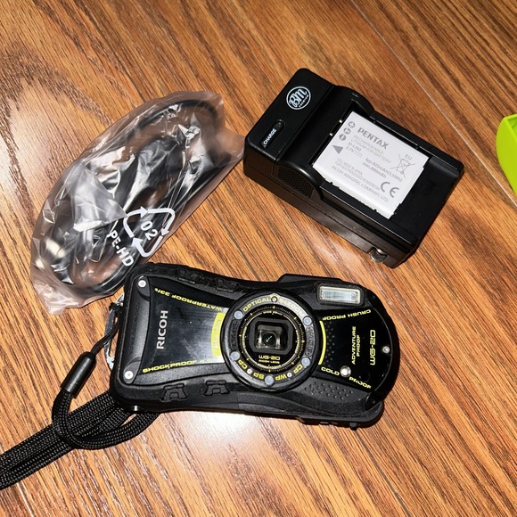 Ricoh WG WG-20 14.0MP Digital Waterproof Camera - Black - Tested W/Charger